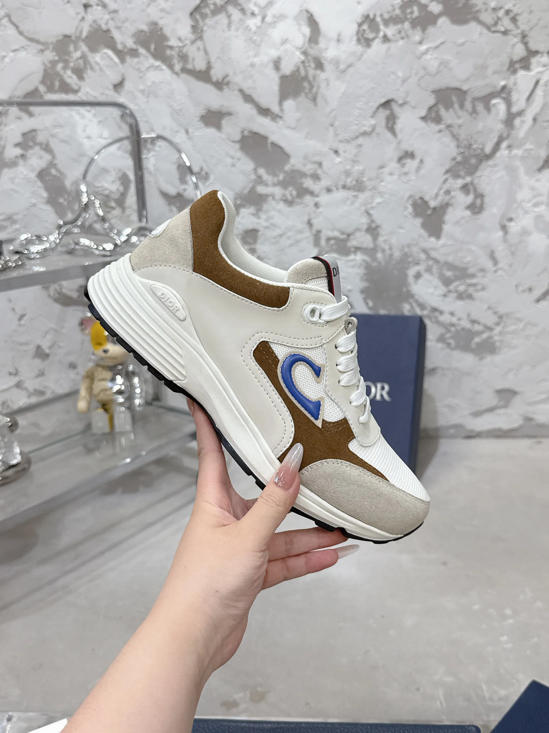 Men's men's shoes💰580💰 Dior Dior's latest color matching B30 series dad sneakers original 17960💰 purchased for development and production Brand new B30 sneakers Dad Shoes style shoes that follow the trend of the retro market The Dior logo on the tongue also indicates that this pair of shoes is the B30 model! B30 uses fine-textured leather and mesh cloth materials to form a shoe body. There are conspicuous letters CD on both sides of the shoe body to indicate identity. Many lines on the shoe body outline details to make the shoes look less monotonous and full of retro flavor. The delivery counter is exquisitely packaged🛍📦 ▪️Fabric: Original customized technical fabric + mesh ▪️Inner lining: Customized breathable lining ▪️Outsole: Original molded IP foam + TPU outsole ▪️Sole thickness: 3.5CM ▪️Size: Men's size 39-46 (Male size 38.45.46 customized)